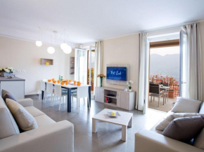 SALA COMACINA APARTMENT NO 4-SLEEPS 10 by Italian Apartments